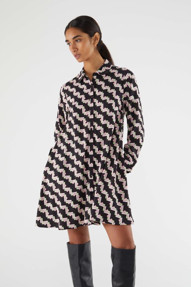 VESTIDO CORTO CON ESTAMPADO GEOMETRICO NEGRO