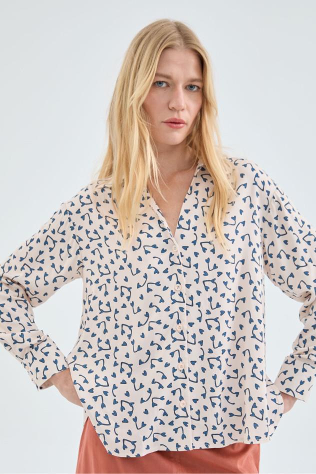 CAMISA CON ESTAMPADO DE CORAZONES