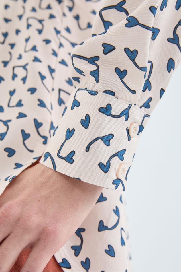 CAMISA CON ESTAMPADO DE CORAZONES