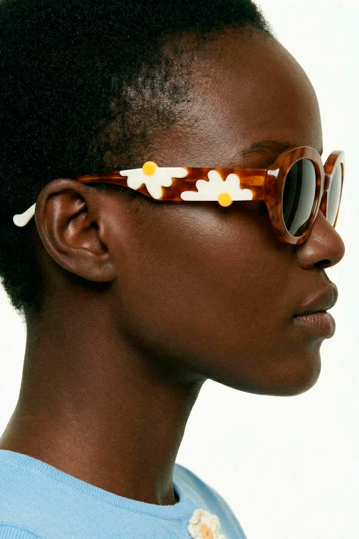 Gafas de sol marrones con estampado de margaritas