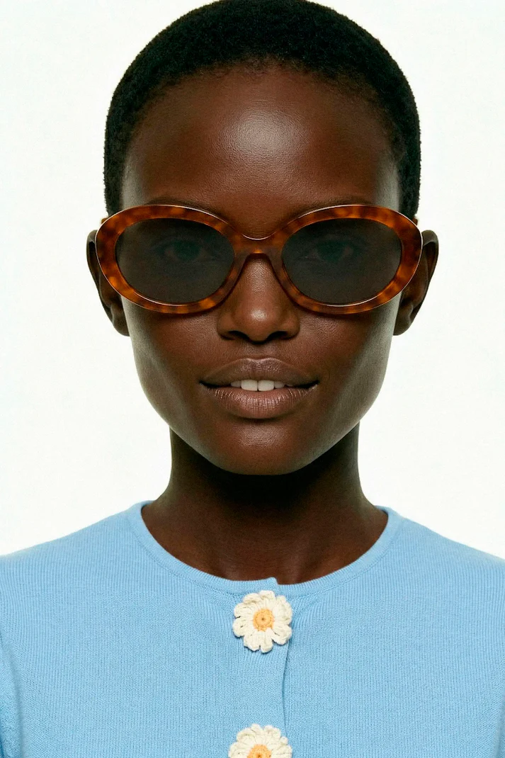 Gafas de sol marrones con estampado de margaritas