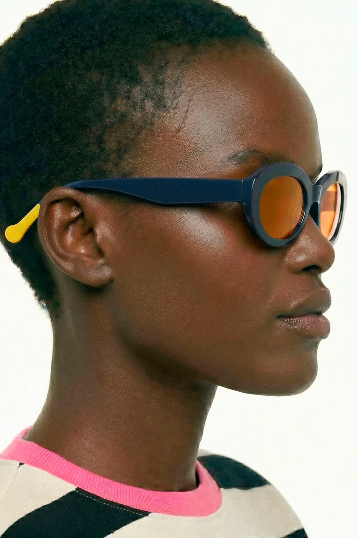 Gafas azul marino Mr. Boho con punta patillas multicolor rosa y amarillo