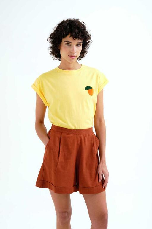 Camiseta Compañía Fantástica amarilla con bordado de naranja