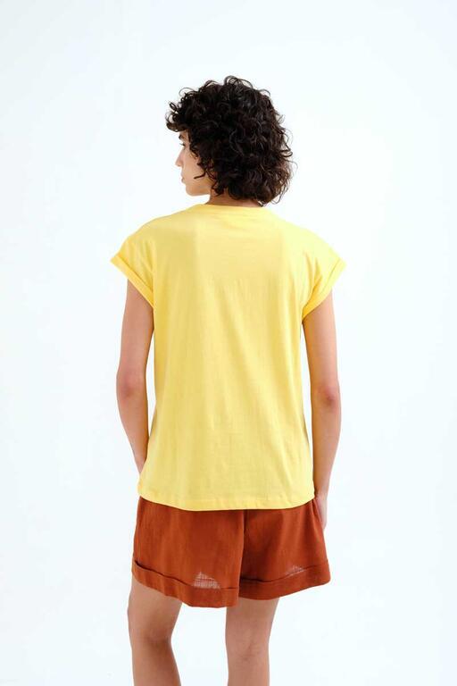 Camiseta Compañía Fantástica amarilla con bordado de naranja