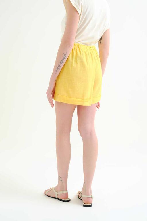 Shorts Compañía Fantástica amarillo