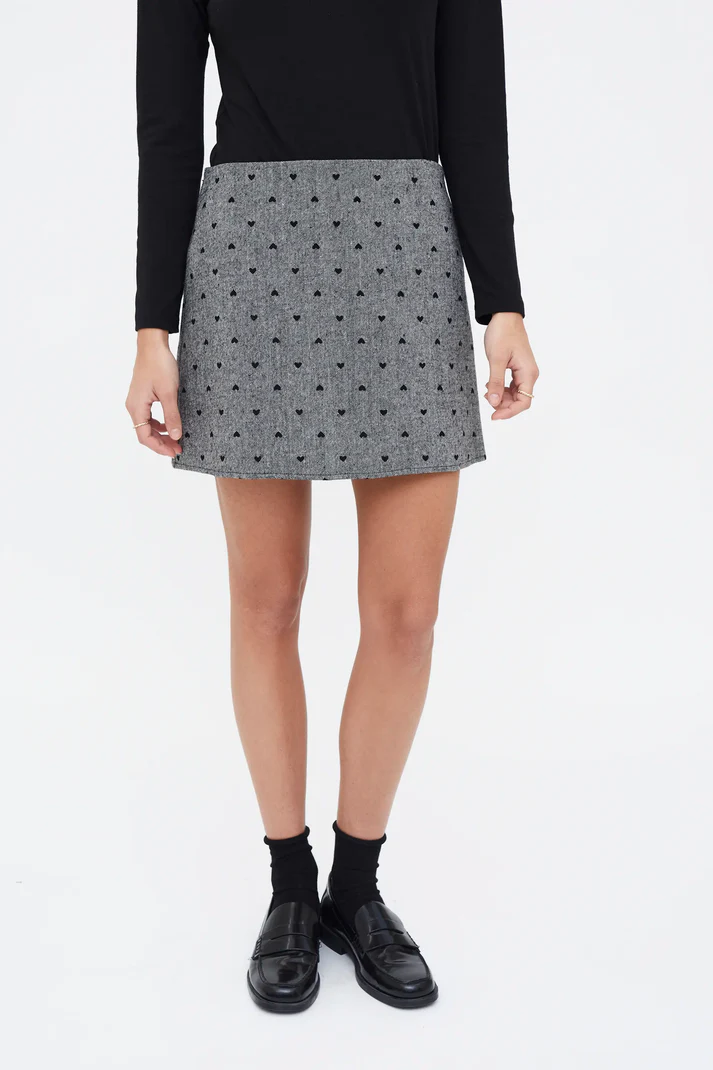 Minifalda tweed Compañía Fantástica con estampado de corazones negro