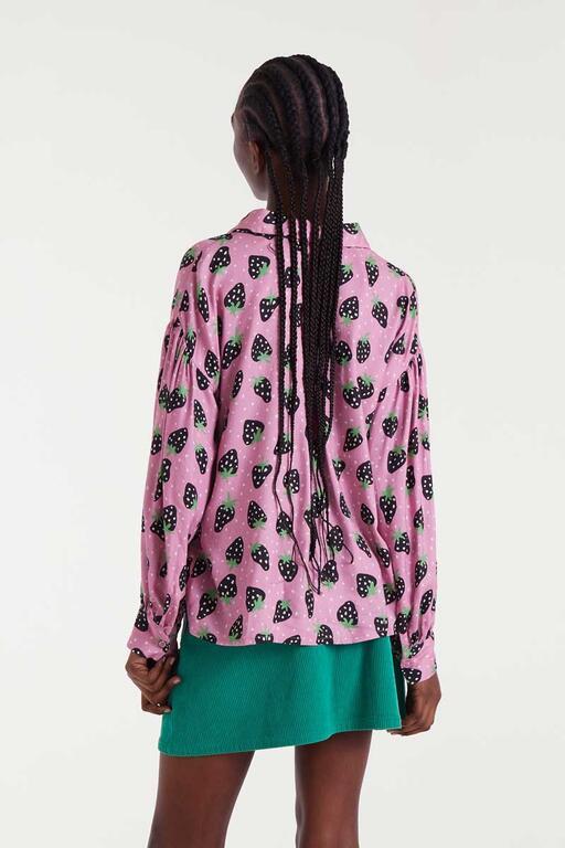 Camisa Compañía Fantástica estampado fresas