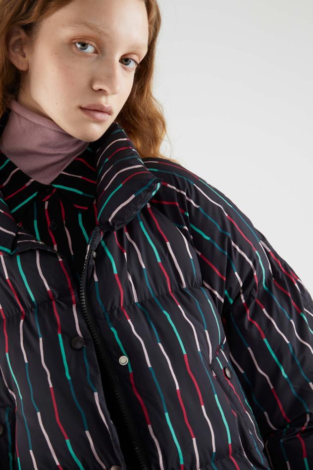 ABRIGO PLUMIFERO MIDI CON ESTAMPADO DE RAYAS NEGRO ABRIGO PLUMIFERO MIDI CON ESTAMPADO DE RAYAS NEGRO