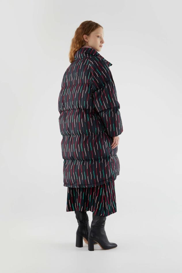 ABRIGO PLUMIFERO MIDI CON ESTAMPADO DE RAYAS NEGRO ABRIGO PLUMIFERO MIDI CON ESTAMPADO DE RAYAS NEGRO