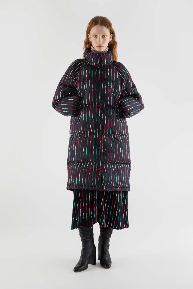 ABRIGO PLUMIFERO MIDI CON ESTAMPADO DE RAYAS NEGRO ABRIGO PLUMIFERO MIDI CON ESTAMPADO DE RAYAS NEGRO
