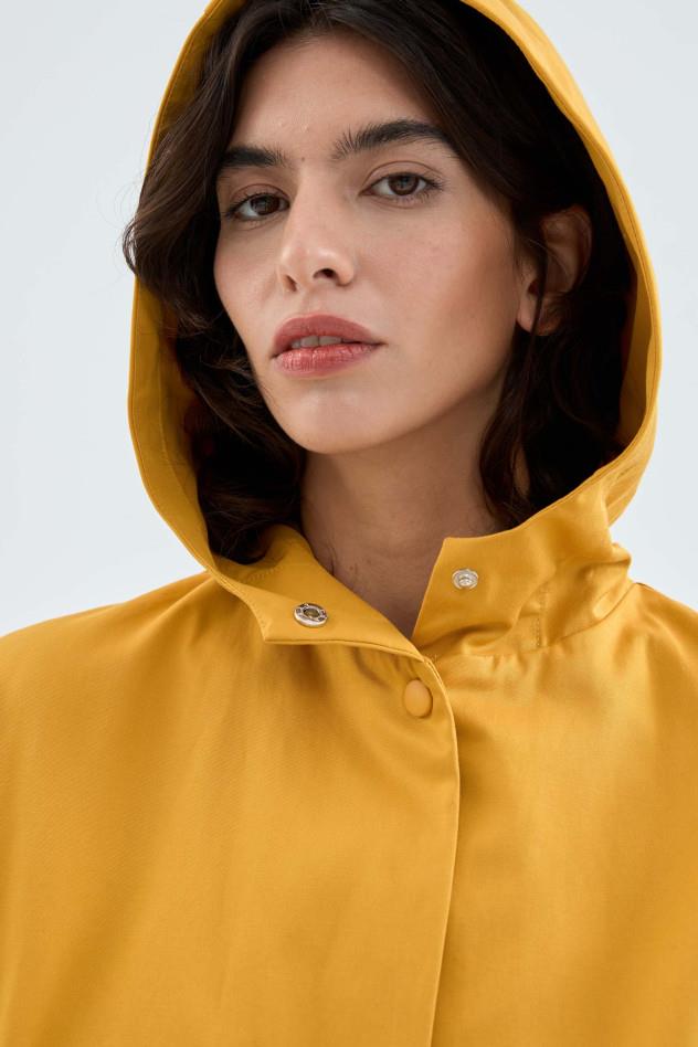 GABARDINA CON CAPUCHA Y CORDÓN EN LA CINTURA AMARILLO
