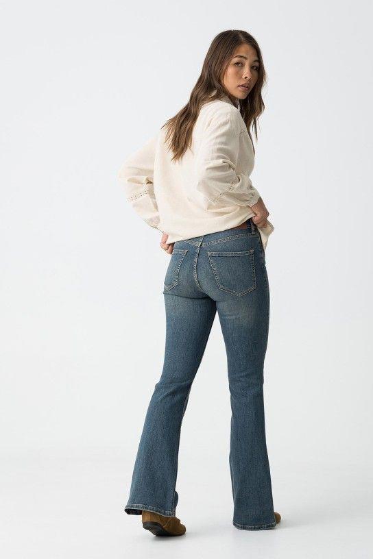Jeans acampanados de tiro alto y cinco bolsillo