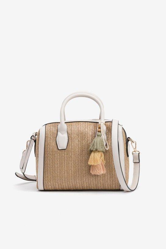 Bolso City efecto paja, con contraste de piel sintética y detalle de flecos extraíbles.