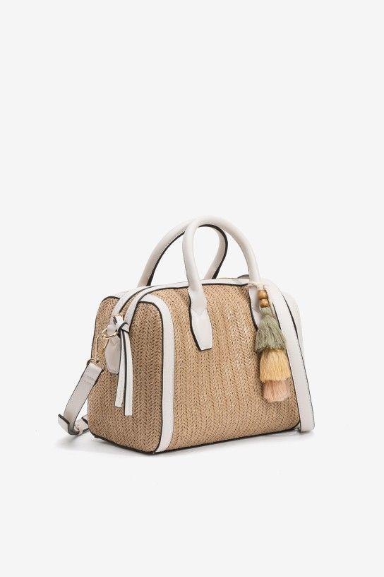 Bolso City efecto paja, con contraste de piel sintética y detalle de flecos extraíbles.