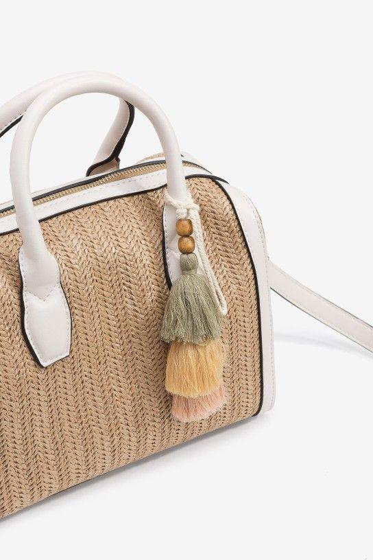 Bolso City efecto paja, con contraste de piel sintética y detalle de flecos extraíbles. Bolso City efecto paja, con contraste de piel sintética y detalle de flecos extraíbles.