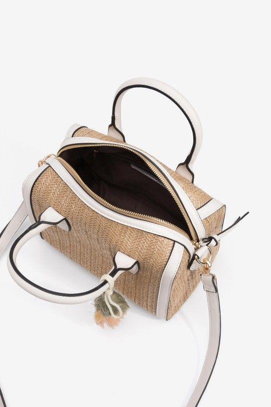 Bolso City efecto paja, con contraste de piel sintética y detalle de flecos extraíbles. Bolso City efecto paja, con contraste de piel sintética y detalle de flecos extraíbles.