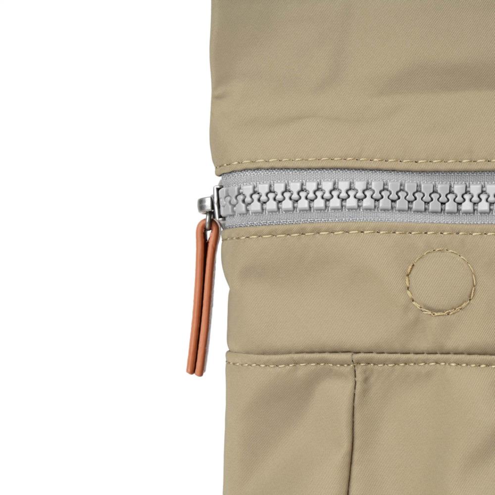 Mochila Roka Canfield B Recycled Nylon Medium Taupe Mochila Roka Canfield B Recycled Nylon Medium Taupe